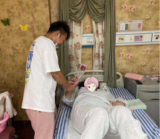 暖心！武漢仁愛醫(yī)院情人節(jié)送花送祝福