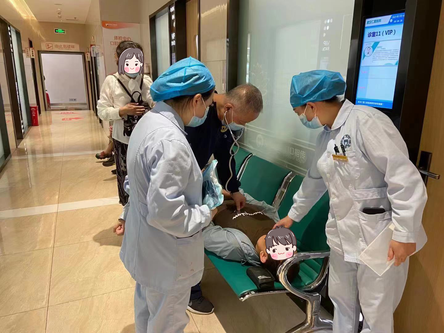 暑日下武漢一市民路邊突發(fā)癲癇 附近愛(ài)心醫(yī)院緊急救治